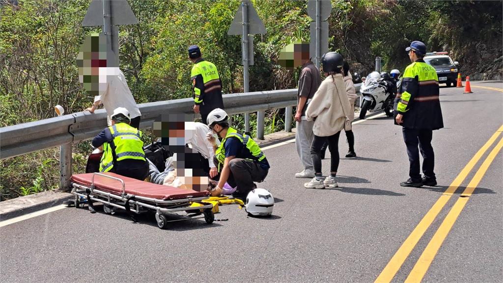 快新聞／台八線連續事故！女子先載人摔車　友人幫找手機又撞車