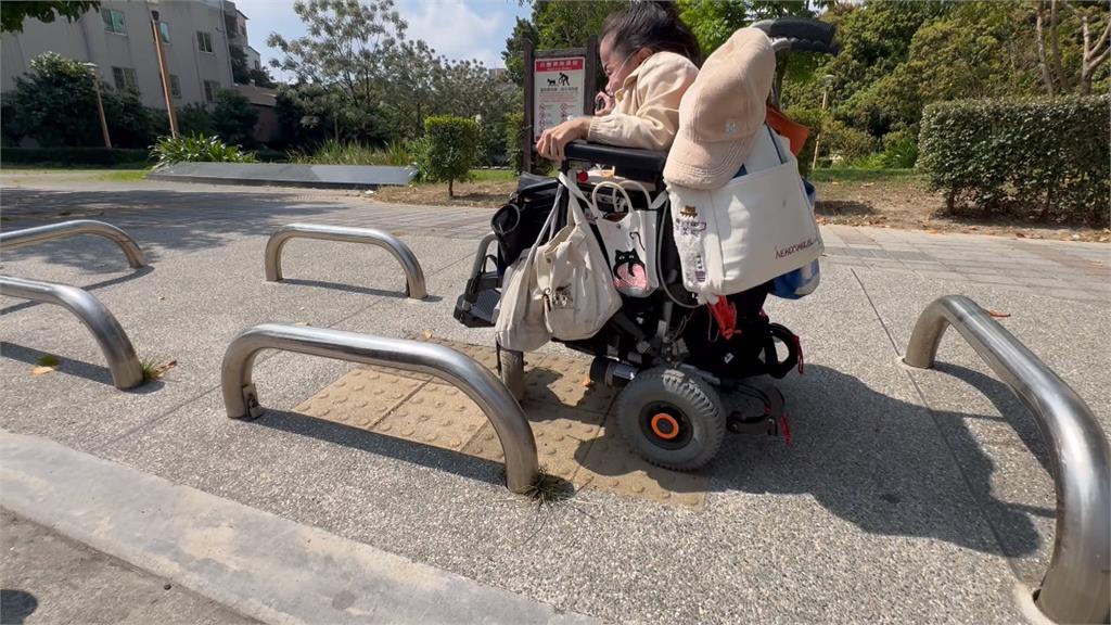 可以更友善! 公園入口設「車阻」防車輛進出 苦了輪椅族