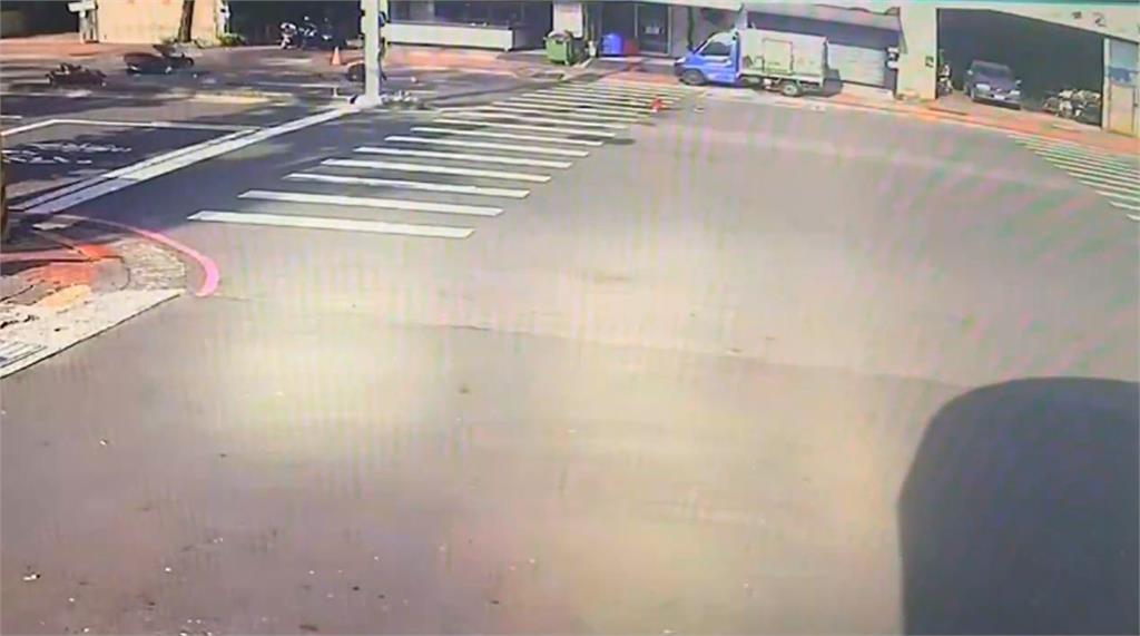快新聞/可怕!高雄鼎金國中前「機車相撞」 老嫗、男騎士噴飛數公尺送醫