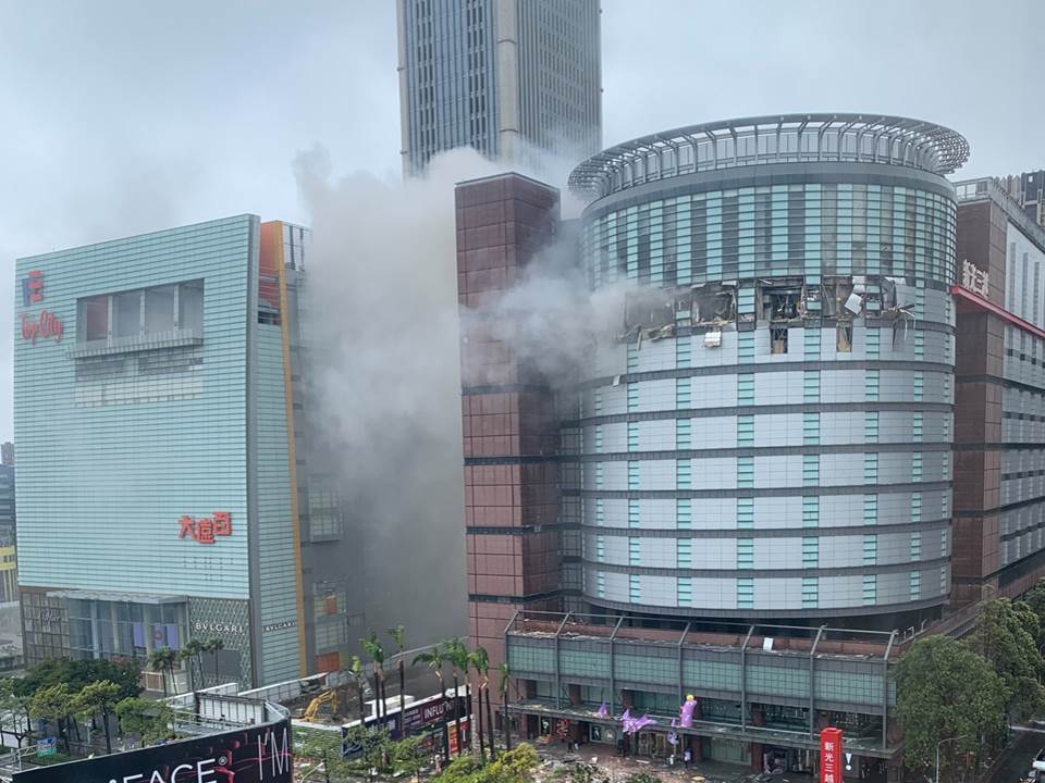 快新聞/新光三越台中店疑氣爆「傷亡不明」 窗戶噴飛畫面曝光