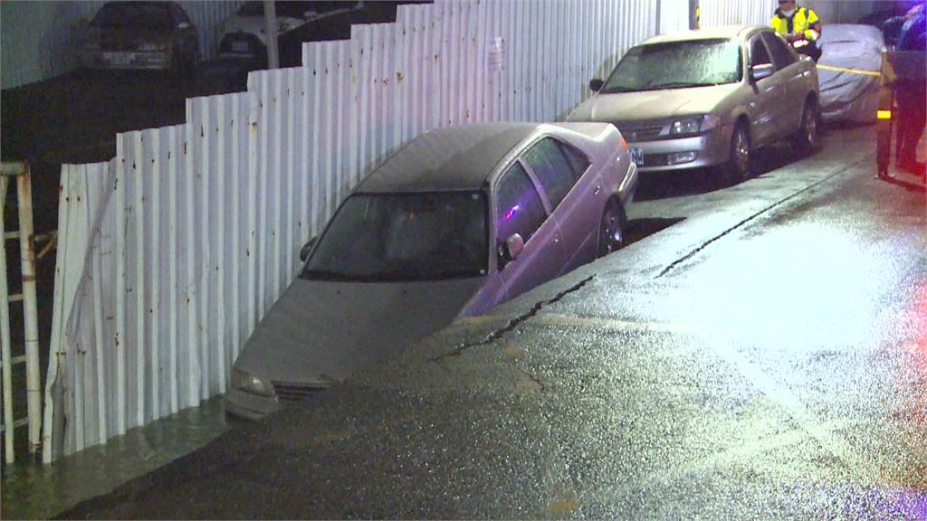 驚!北市工地旁道路崩塌 轎車陷入巨坑