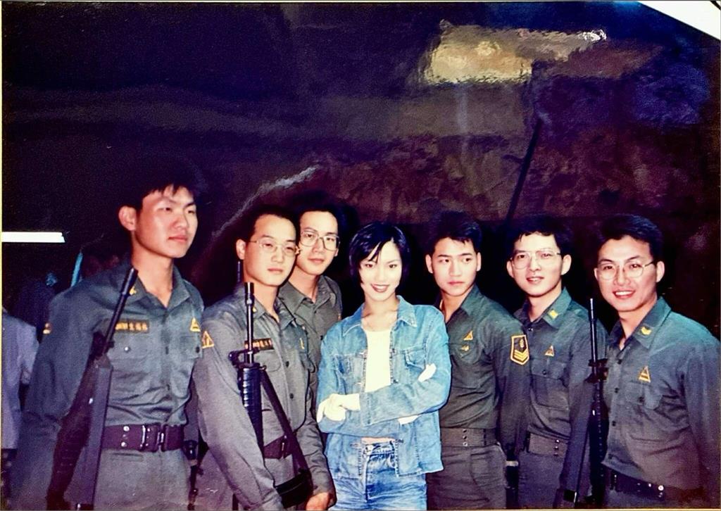 50歲玉女歌手大膽公開「全素顏」！對比19歲冠軍嫩照粉驚喊：完全沒變