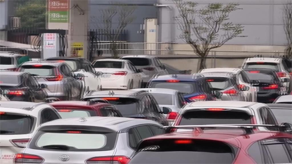 台中女「開車沒打方向燈」遭檢舉罰1200！法官見「1畫面」秒撤銷免罰了