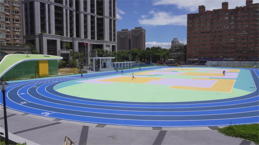 永平國小彩色跑道啟用　新北首座立體共構校園設地下接送區