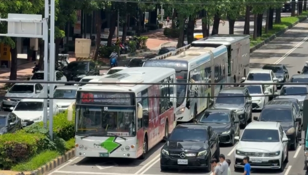 公車維修板彈開! 轎車被刮"破大洞" 求償費近20萬談不攏