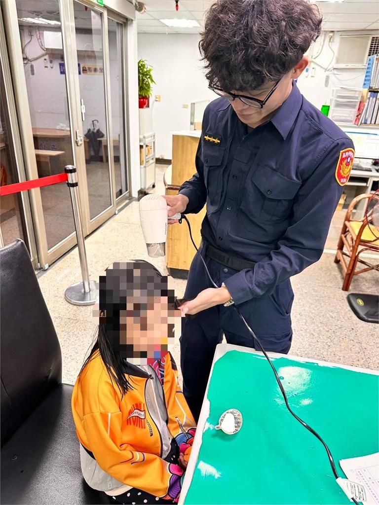 8歲女童廟口夜市淋濕站路邊 暖警巡邏帶回順利找到家人