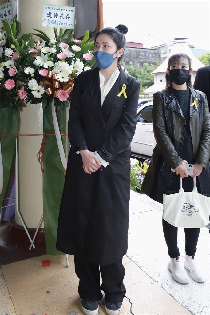 兵家綺告別父親最後一程!鳳凰家人全到場力挺協助後事