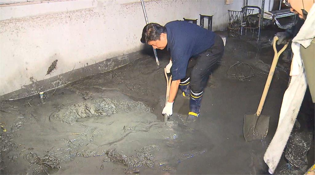 傅崐萁鏟泥照也翻車? "民宅內挖2下"被質疑擺拍