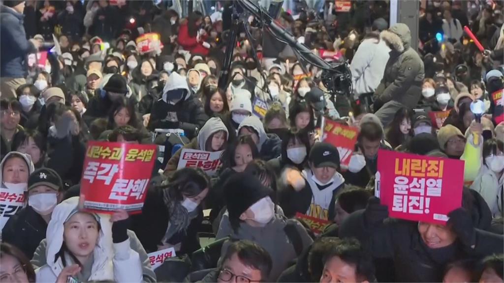 南韓議員國會外喊:「逮捕尹錫悅」 民眾頂0度低溫上街抗議