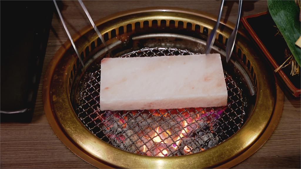 600度鹽盤烤日本A5和牛 滋滋作響!外皮金黃鎖住肉汁