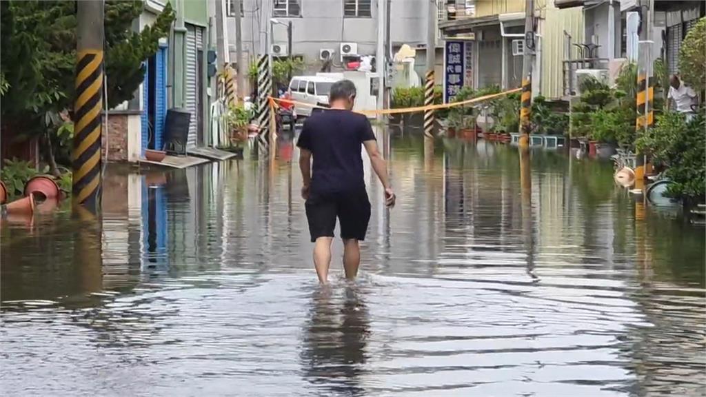 大雨狂炸中南部　嘉義東石頂揖村淹水成孤島