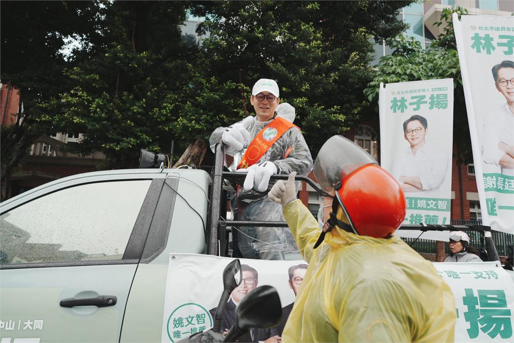 林子揚雨中獨自車掃　謝長廷現身勉勵「要加油！大家都在看」