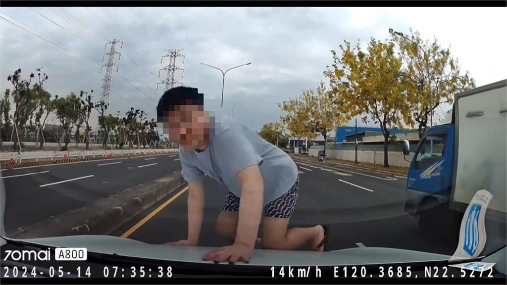 男隨機跳上轎車引擎蓋 坐擋風玻璃溜下來