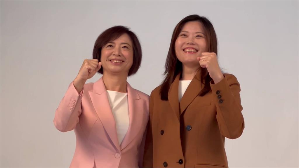 綠營台中隊集結！　何欣純合體議員小雞拍形象照