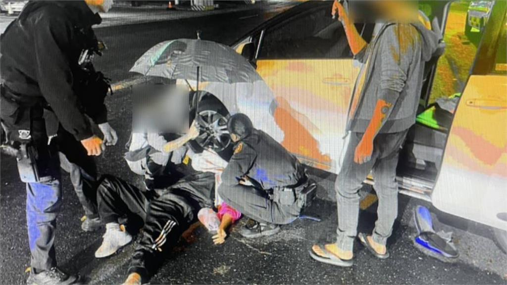 疑未保持安全距離? 騎士自摔滑入迴轉車下方受困