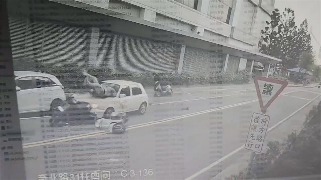 台南科學園區驚悚車禍　女洽公追撞３機車釀４傷