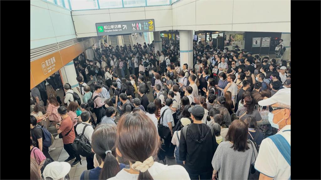 北捷文湖線列車異常　月台塞爆大排長龍