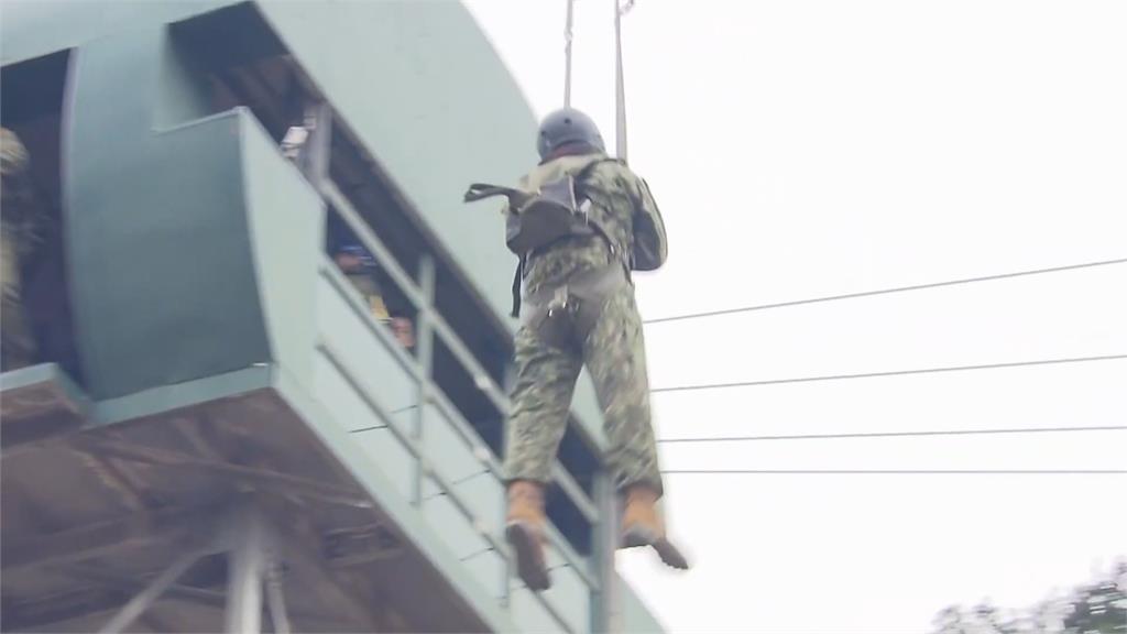 日本陸上自衛隊空降演練　防相小泉親自跳　傘體驗