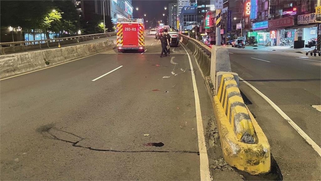 驗完車準備回家!新北男自撞高架橋護欄 車「四腳朝天翻覆」驚險畫面曝