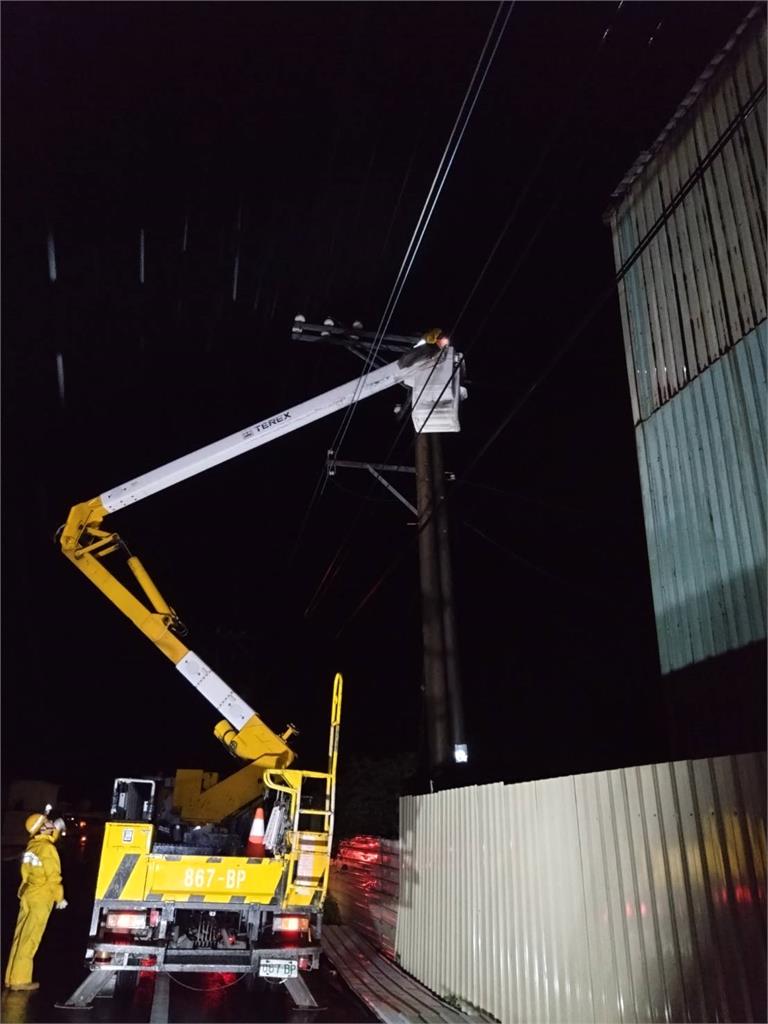 停電我們比誰都急 台電人颱風搶修黃衣變黑衣