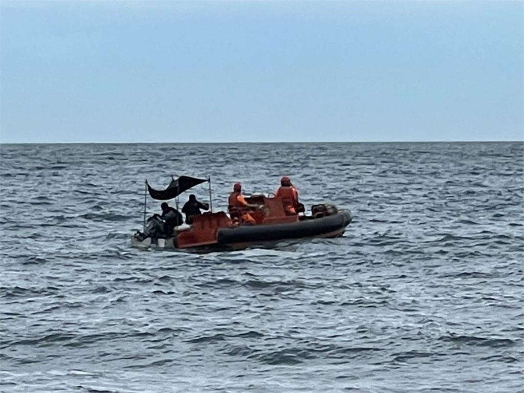 快新聞／綠島12遊客玩SUP立槳遭帶離無法上岸　漁船協助平安帶回
