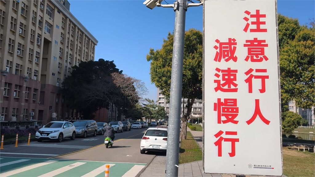 誇張!科大校園驚見機車「五貼超載」 5學生全沒戴安全帽