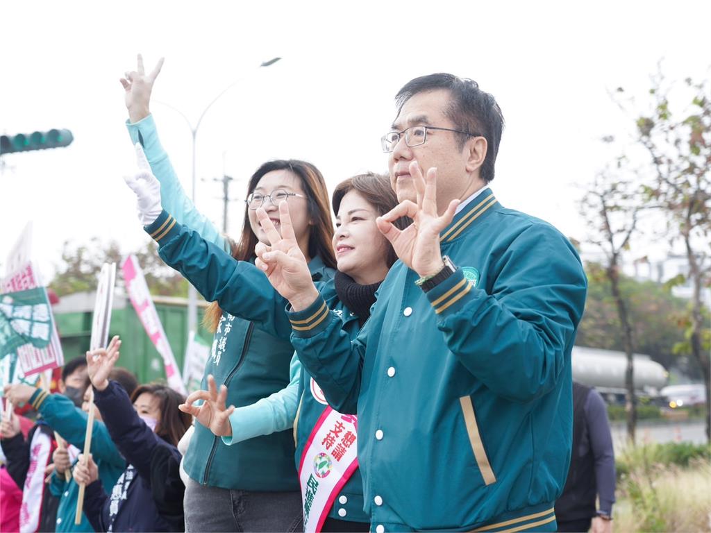 啟動輔選衝刺行程 黃偉哲與賴惠員向市民請託三票民進黨