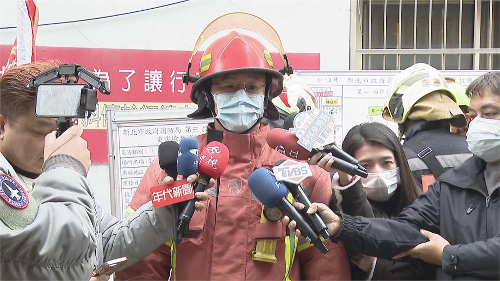 快新聞/新北三重工廠火警!消防救出受困頂樓4人 6人預防性送醫