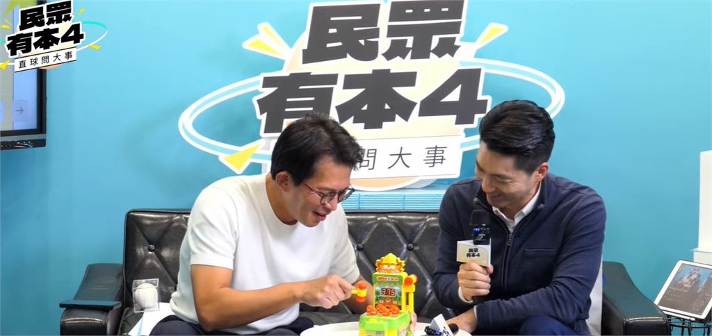 蔣萬安上黃國昌直播了！2人竟上演［開心打地鼠」荒謬畫面曝　他嗨喊：玩到直播結束