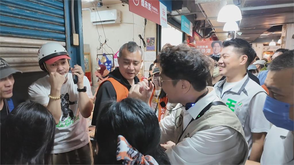 快新聞／連安全帽都沒摘！「全聯先生」現場追星狂比讚　與沈伯洋自拍比讚喊加油