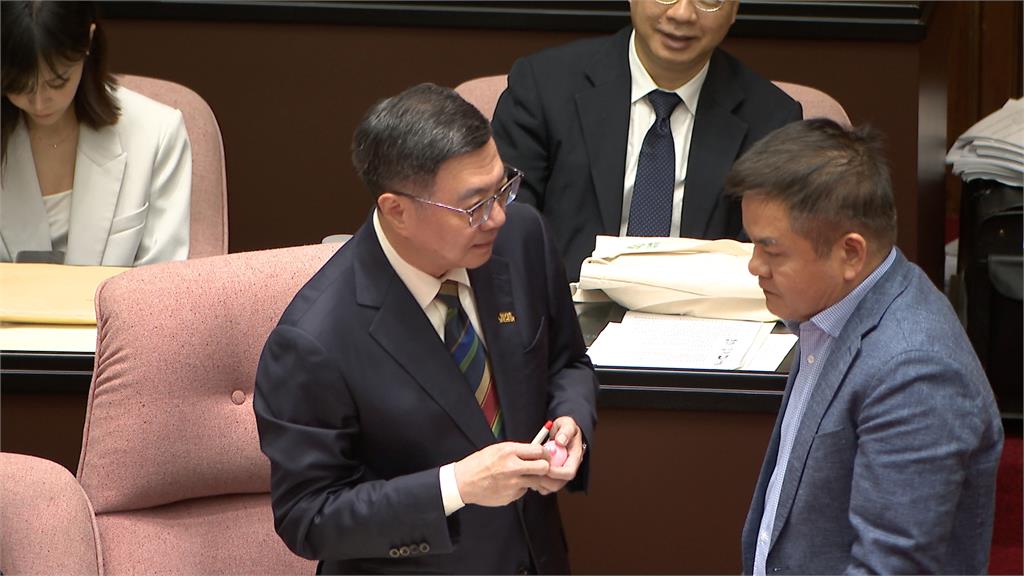 不可能這麼可愛!卓榮泰帶「小八」立法院備詢 莊瑞雄送卡娜赫拉交流