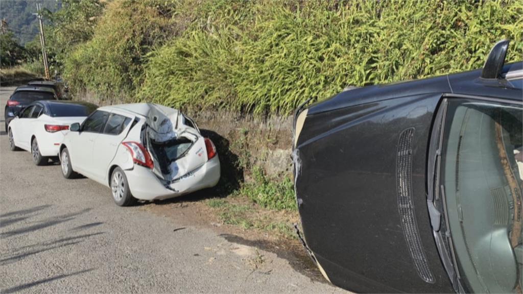 驚！男子倒車不慎墜邊坡　泰山壓頂下方三輛車　幸車上無人