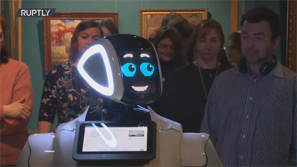 海參崴國家藝廊機器人導覽員　能互動還能幫忙拍照