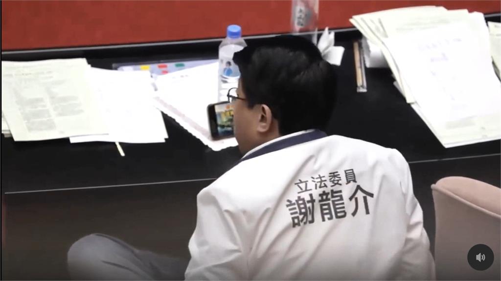 謝龍介遭抓包議場內看「武統片」 挨酸:對岸要求交心得報告?