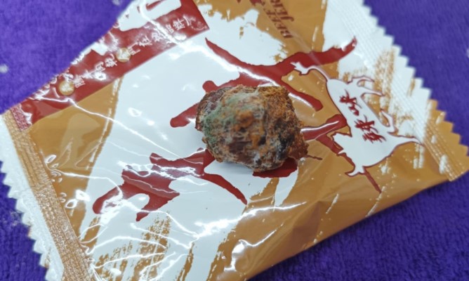 網購金門知名品牌牛肉乾 牛肉角整顆發霉「長滿菌絲」