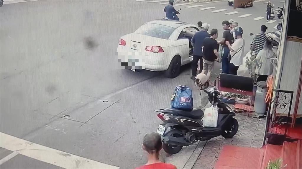 駕駛疑精神不濟撞等紅燈汽.機車 騎士被拖行50米 幸無生命危險