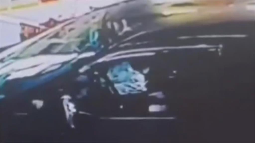 人咧？　 廂型車緩緩滑行撞彩券行　車上竟空無一人