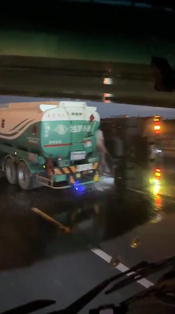 最新/國道一號台南仁德段車禍!台塑油罐車翻傾汽油狂漏