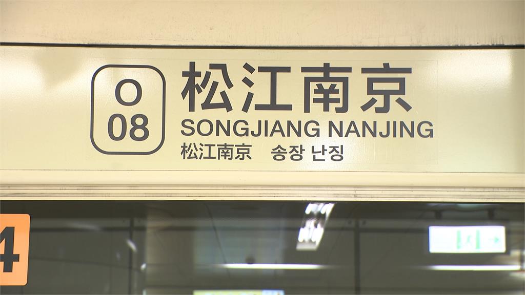 捷運又出事？老公推推車不慎撞到老婆　女暴怒使出「這一招」開罵險殃及小狗