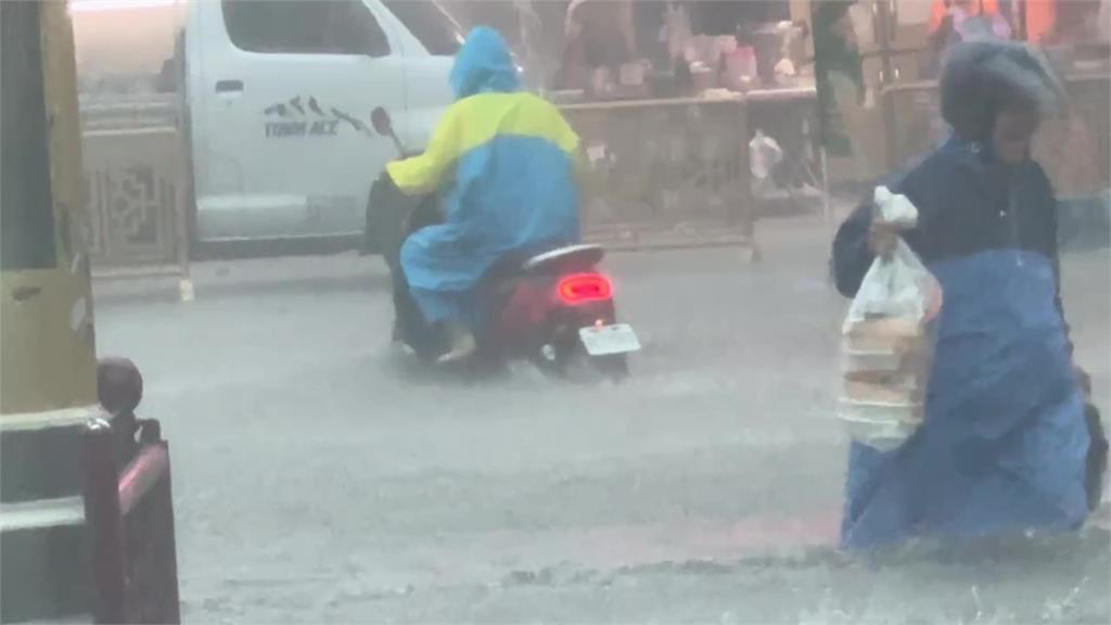 快新聞/神明也遭災! 彰化暴雨鹿港天后宮淹水