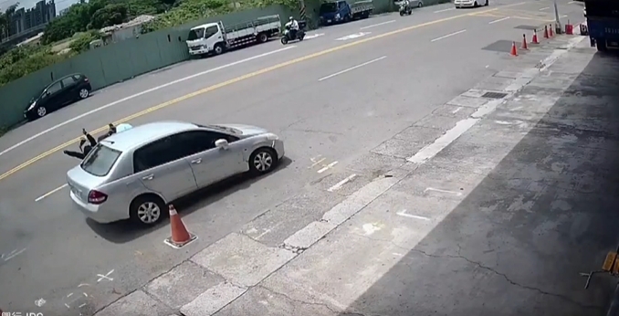 轎車衝撞女騎士造成騎士噴飛在地上翻滾送醫 警方在肇事車內搜出毒品
