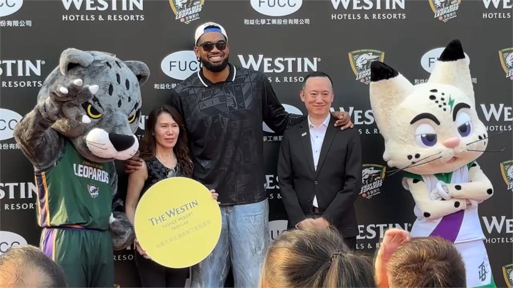 NBA五屆全明星唐斯抵台 下午攜妻現身籃球場觀賽