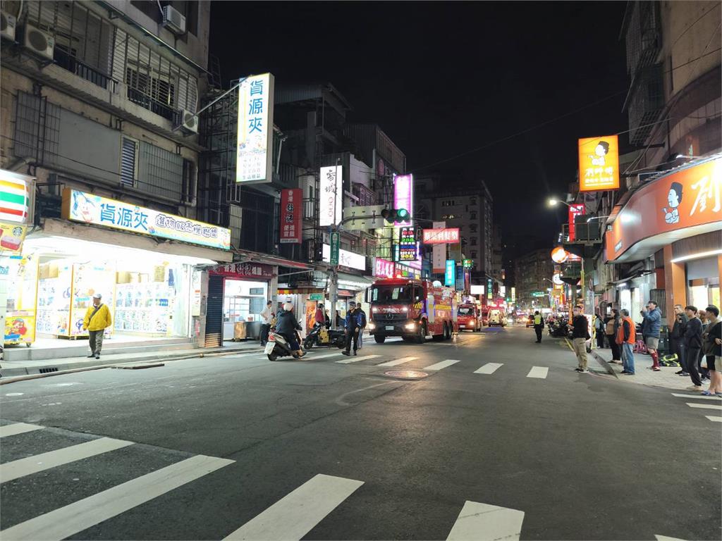 最新／新北泰山公寓竄火舌！多名住戶受困樓上　1人送醫