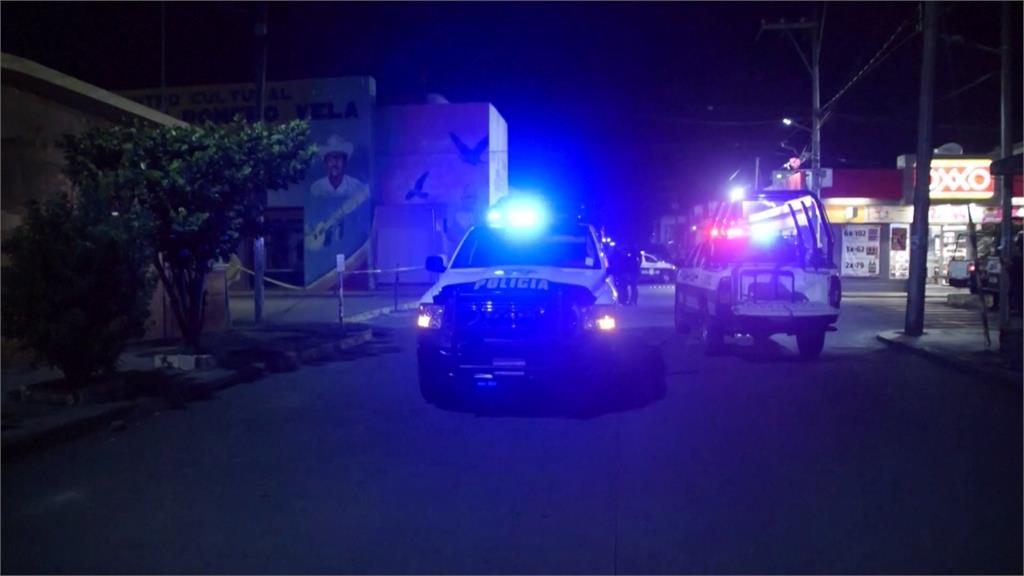 墨西哥青年拒檢遭射殺亡 引爆民眾怒火! 縱火燒警車.市府大樓