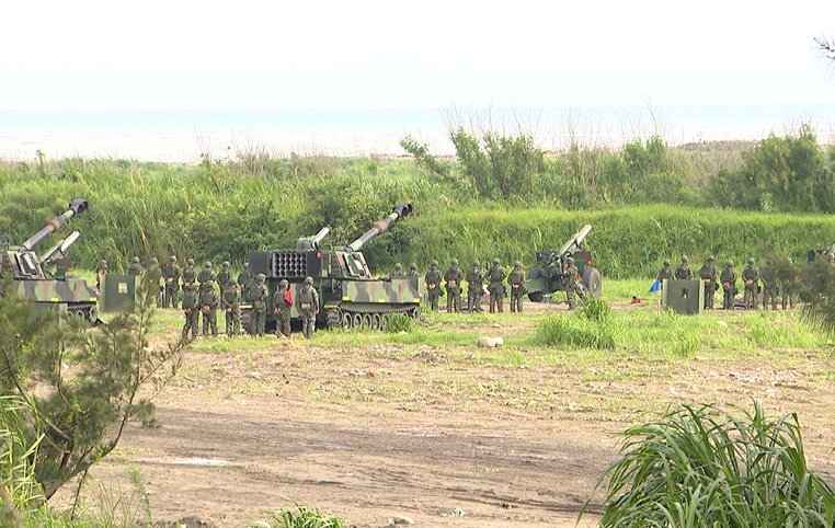 十軍團年度重砲保養射擊! 大甲溪南岸火砲射擊場面震撼
