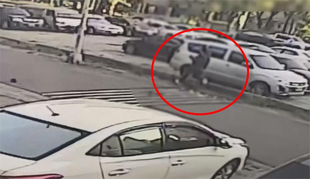 高雄槍擊案!通緝犯遭"行刑式"連開16槍 嫌犯路邊棄車放火滅證