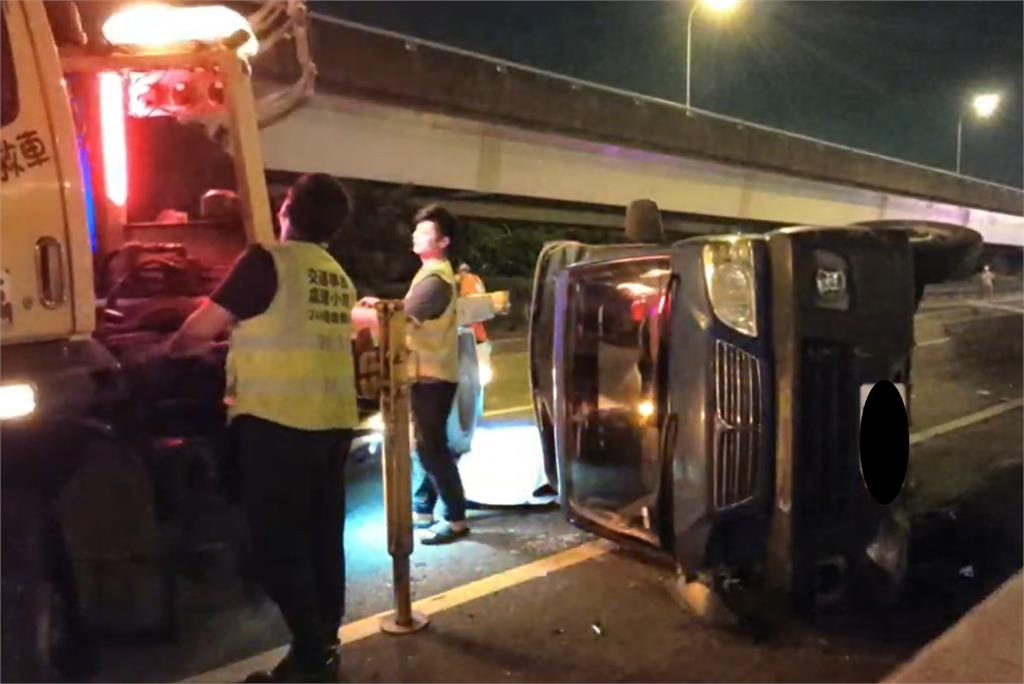 快新聞/國一內湖路段「聯結車自撞翻車」! 駕駛OHCA送醫搶救中
