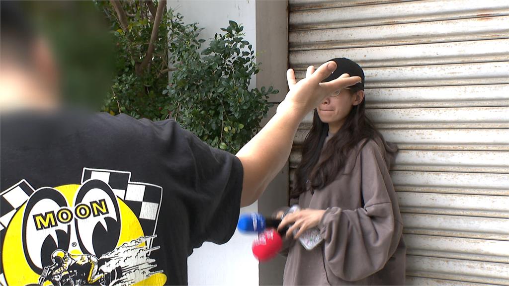 右轉跨３車道被騎士按喇叭　運將氣炸「抄傢伙」理論作勢攻擊