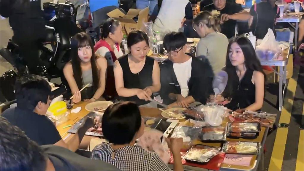 高雄誠義里封街千人烤肉趴! 上百桌烤爐開烤超壯觀