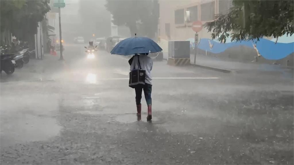 雷雨彈狂炸!屏東市區路面積水 高雄山區民眾預防性撤離